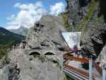 Le parcours se diversifie : arches, prochain pont et une affiche spectaculaire sur les conditions du bisse à l'époque des pionniers