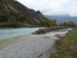 Les eaux grises de la Dranse se mélangent aux eaux bleues turquoises du Rhône.