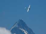 Un planeur profite d'un thermique pour prendre de l'altitude..