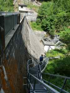 Descente derrière le barrage