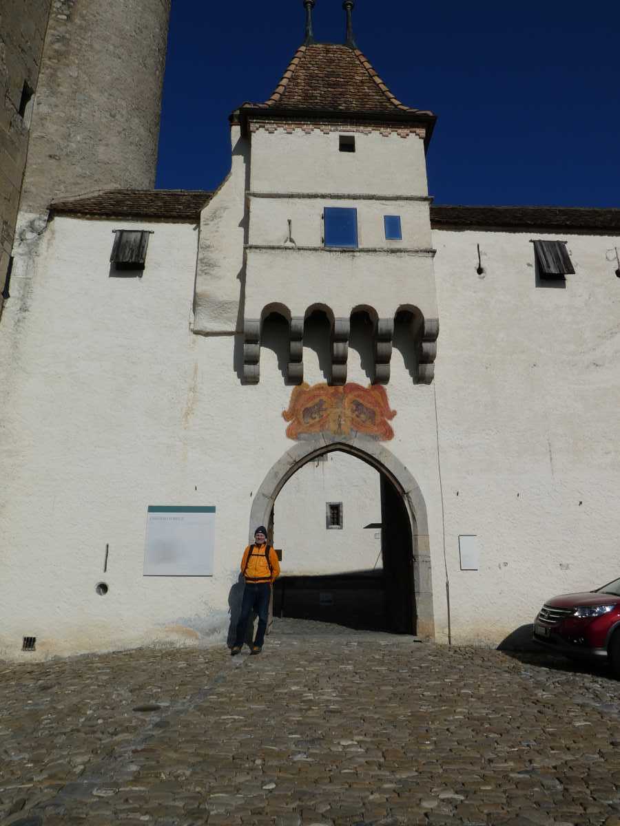 La grande entrée du château d'Aigle avec le sommet de la voute culminant à environ 3.5 mètres