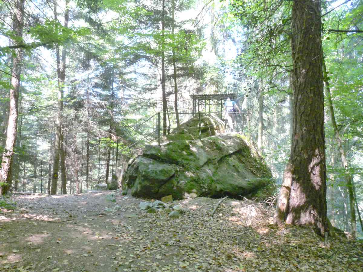 Cabane de fer sur un rocher indigène