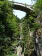 Vue des Gorges du Triège depuis la route avec le pont du chemin de fer