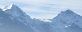 Le Monch à gauche, la station du Jungfraujoch à peine visible au milieu et la Jungfrau à droite
