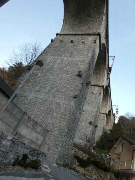 Le Viaduc de la Paudèze vu de dessous