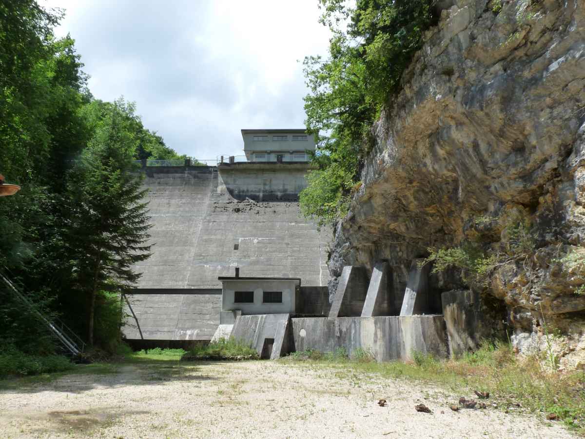 Le barrage du Day vu de l'aval